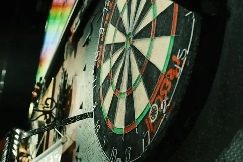 暗がりで照らされたダーツボード（イメージ）